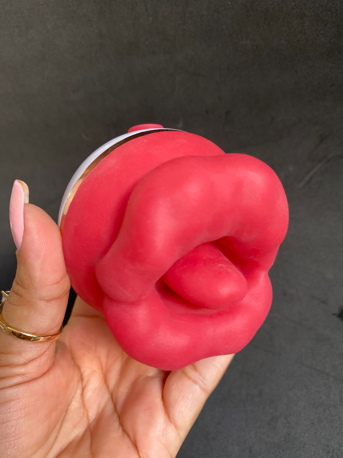 Vibrador clitóriano em formato de boca com língua vibrátoria (8526) recarregável — foto 4