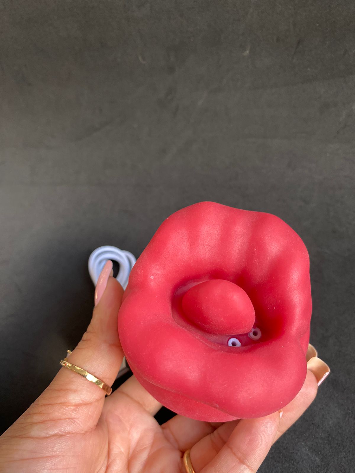 Vibrador clitóriano em formato de boca com língua vibrátoria (8526) recarregável — foto 6