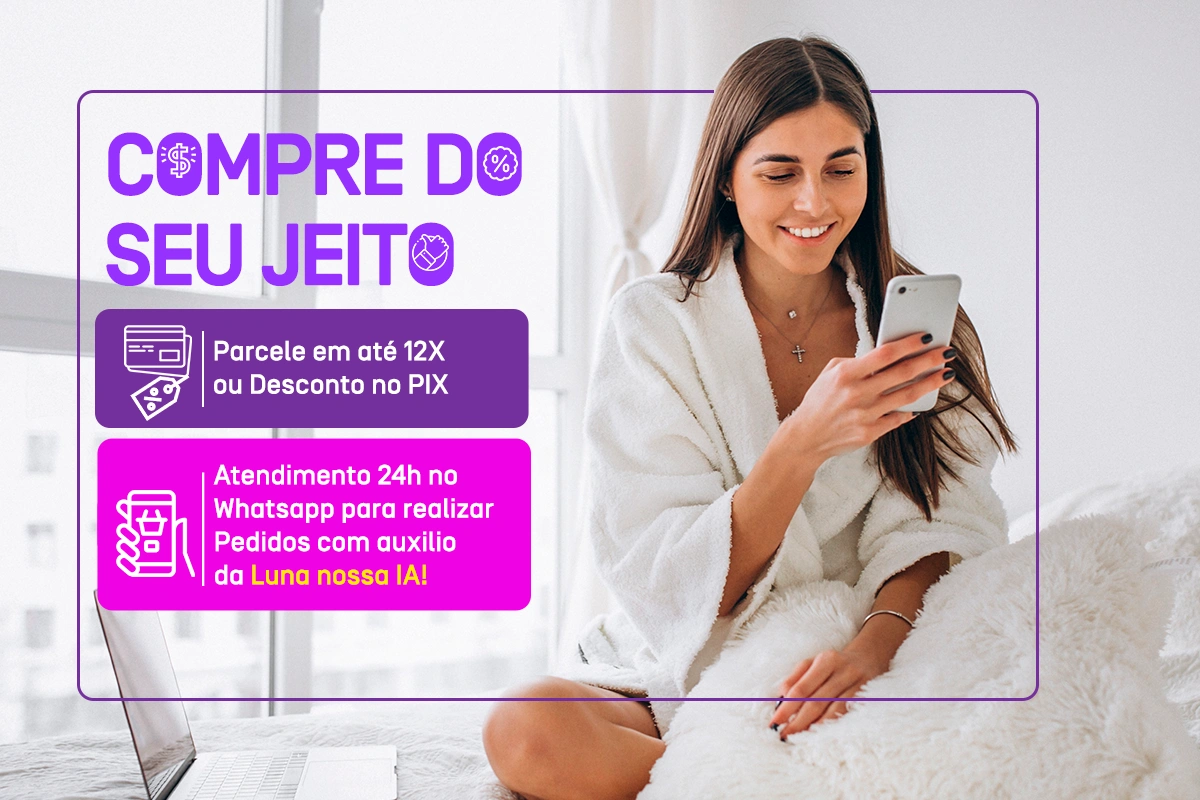 Mulher usando o celular com expressão sorridente, ao lado da mensagem "Compre do seu jeito" com opções de parcelamento em até 12x, desconto no Pix e atendimento 24h via WhatsApp com auxílio da assistente Luna, a IA da loja.