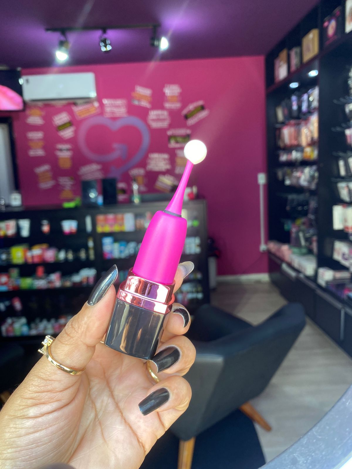 V1br4d0r em formato de batom com ponta estimuladora 10 intensidades (1335) recarregável