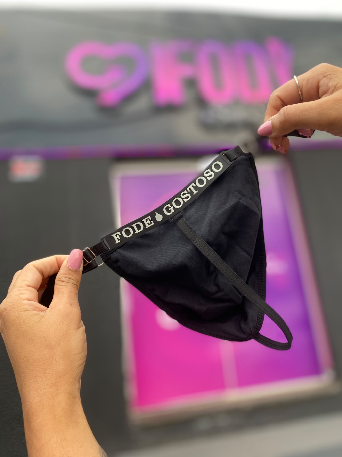 Cueca Fio Dental com Frases Neon (fode gostoso) Brilha no Escuro (0012) — foto 5
