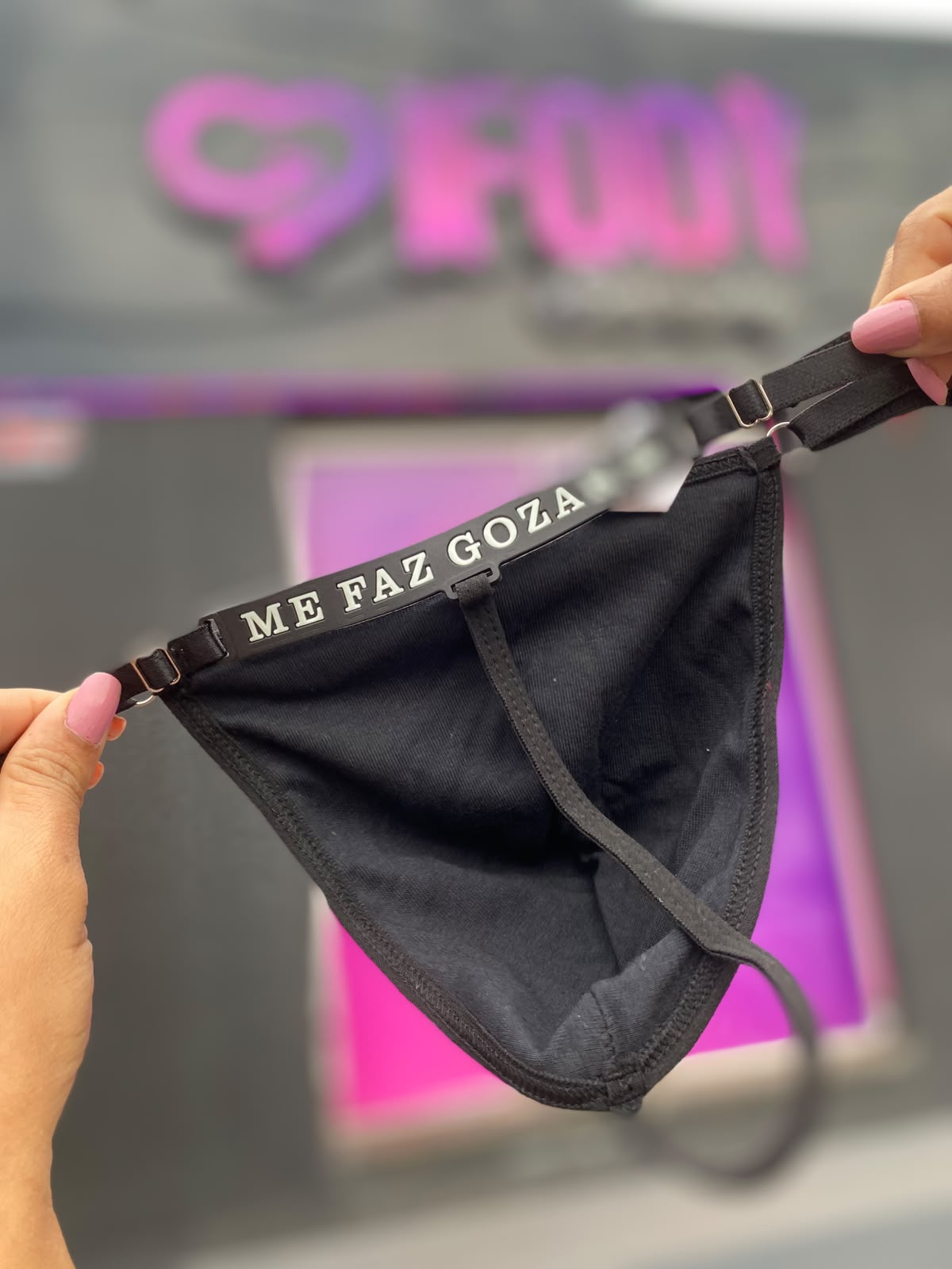 Cueca Fio Dental com Frases Neon (me faz gozar) Brilha no Escuro (0012) — comprar com embalagem discreta na iFody